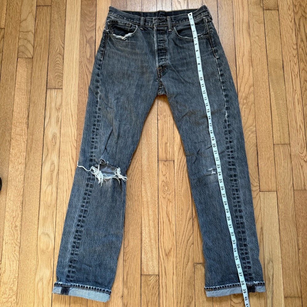 Levis Distressed Black Jeans